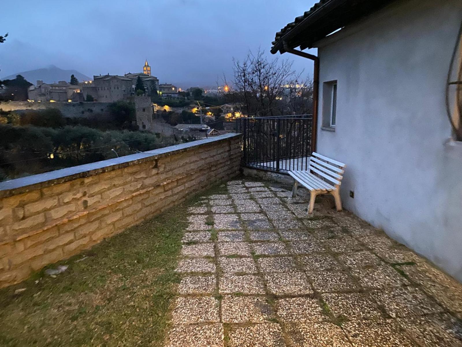 Bed and Breakfast La Finestra Di Umberto Vicino Al Centro Con Parcheggio Privato Viterbo Exterior foto